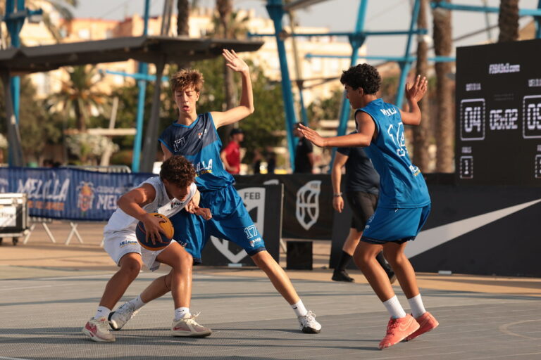 Jugadores de baloncesto compitiendo en un partido 3x3 en Melilla.
