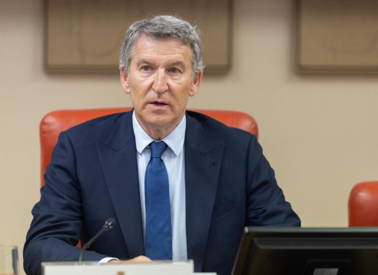 Alberto Núñez Feijóo criticando la política del Gobierno sobre recursos familiares
