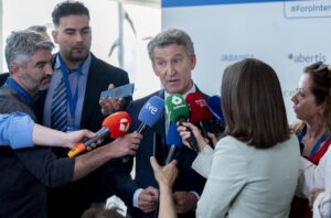 Alberto Núñez Feijóo hablando con periodistas en un evento político
