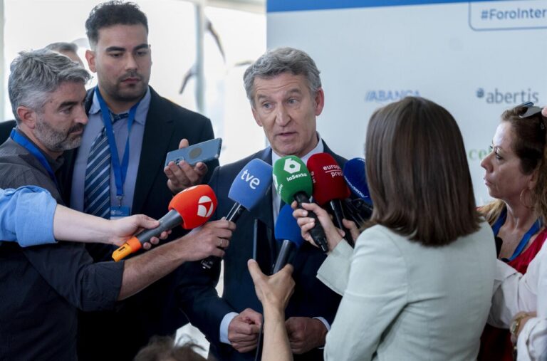Alberto Núñez Feijóo hablando con periodistas en un evento político