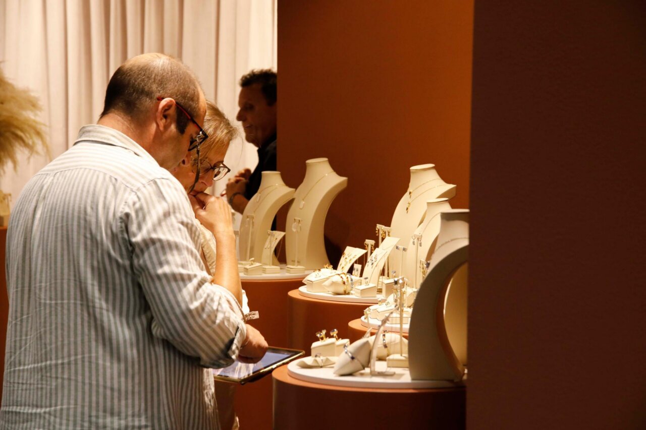 Visitantes observando joyas en la Feria de Joyería y Relojería en Madrid