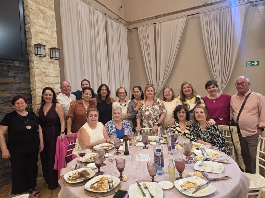 Grupo de personas disfrutando de una comida en una celebración