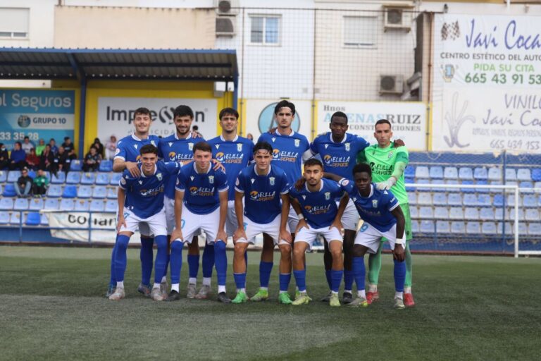 Jugadores del filial de la U.D. Melilla posando en el campo