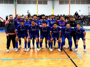 Equipo de fútbol sala Nueva Era Melilla posando en el pabellón García Pezzi