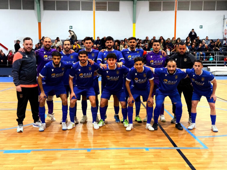 Equipo de fútbol sala Nueva Era Melilla posando en el pabellón García Pezzi