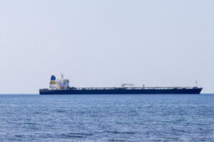 Barco de carga en el mar cerca de Canarias, relacionado con la flota fantasma rusa.