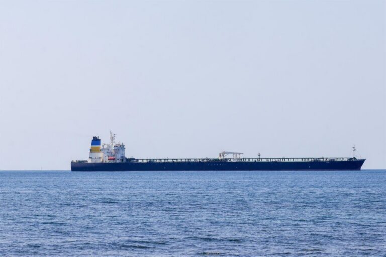 Barco de carga en el mar cerca de Canarias, relacionado con la flota fantasma rusa.