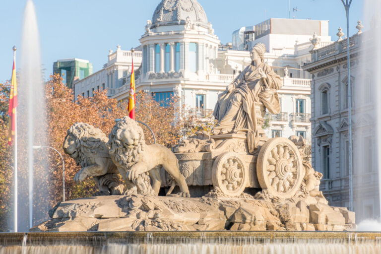 Escultura de la diosa Cibeles en la fuente de Madrid con leones