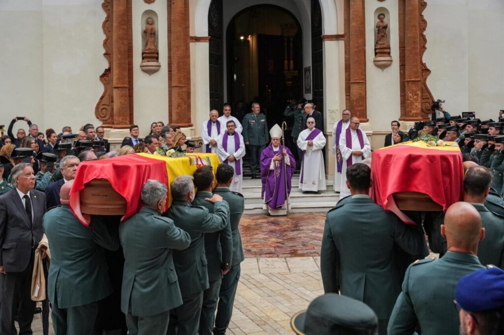 Funeral de dos agentes de la Guardia Civil en Huelva con banderas y ceremonias.