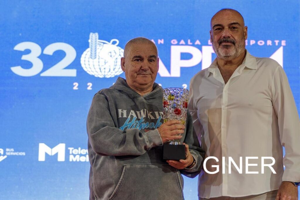 Edu Calderay recibiendo un premio en la Gala del Deporte de Melilla