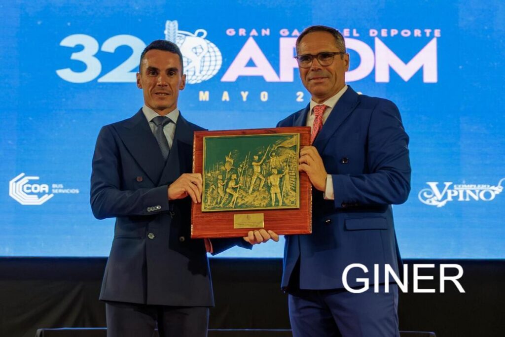 Edu Calderay recibiendo un premio en la Gran Gala del Deporte 2025
