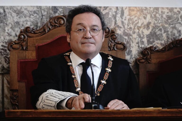 Álvaro García Ortiz durante su juicio, con toga y medalla.