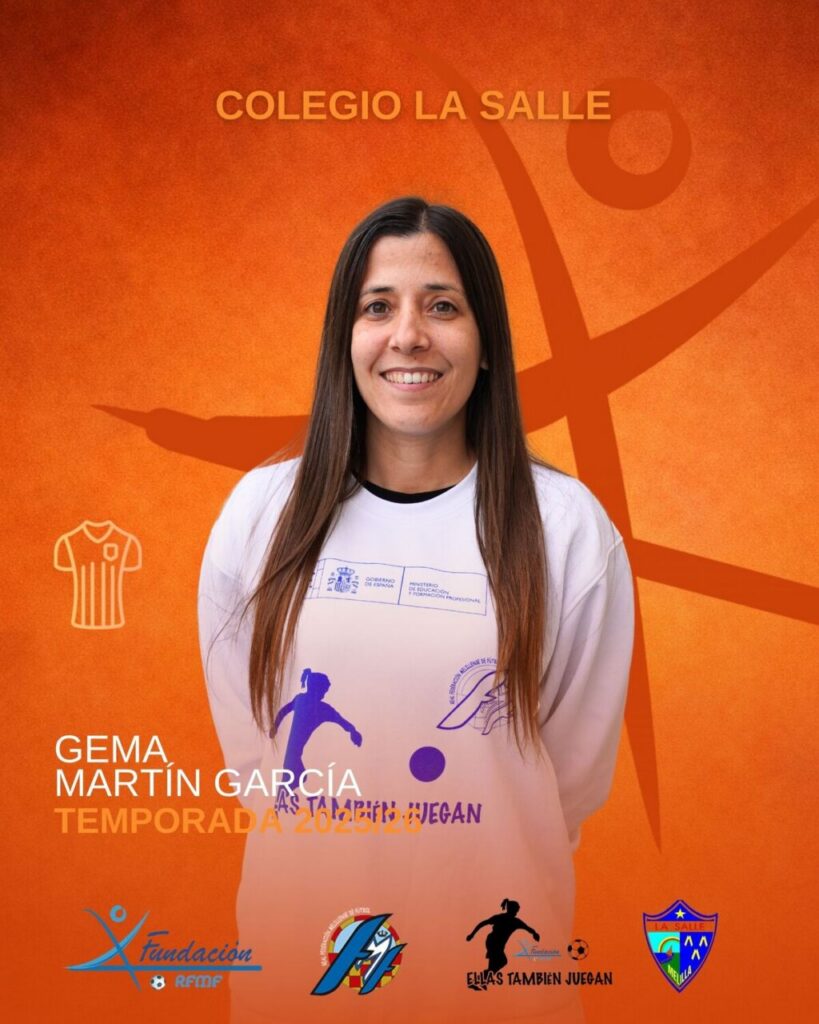 Gema Martín García sonriente con camiseta del Colegio La Salle