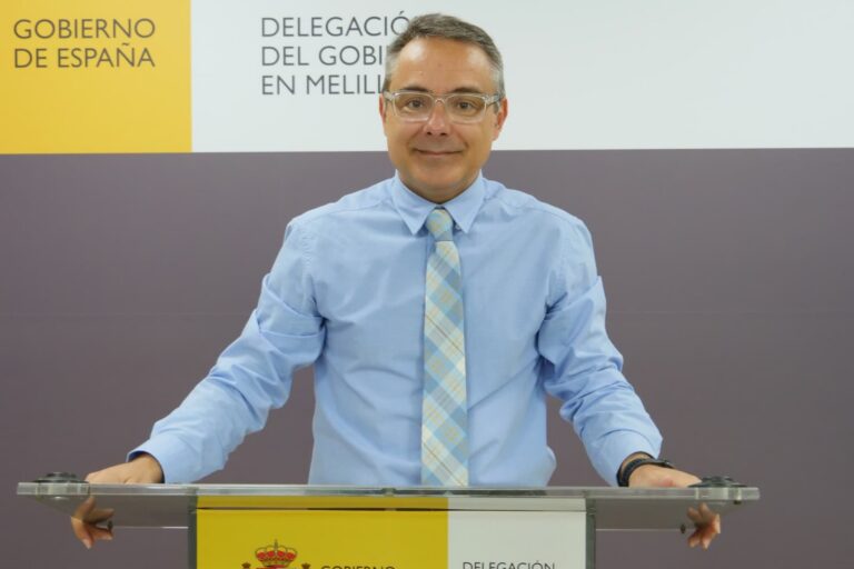 Hombre en un podio con el logo del Gobierno de España en Melilla
