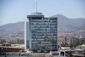 Edificio del Gobierno de Melilla con fondo montañoso