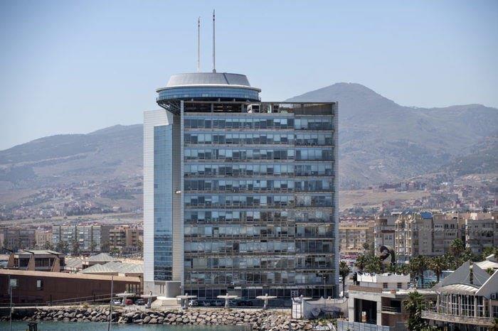 Edificio del Gobierno de Melilla con fondo montañoso