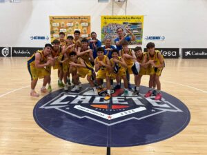 Equipo masculino de La Salle celebrando su victoria en el campeonato cadete