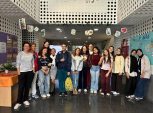 Grupo de estudiantes en un pasillo escolar con decoraciones