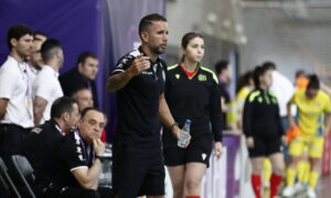 Gustavo Bravo dirigiendo al Melilla Torreblanca C.F. en un partido