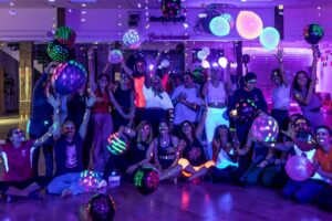 Participantes disfrutando de la Holi Week en Melilla con yoga y colores