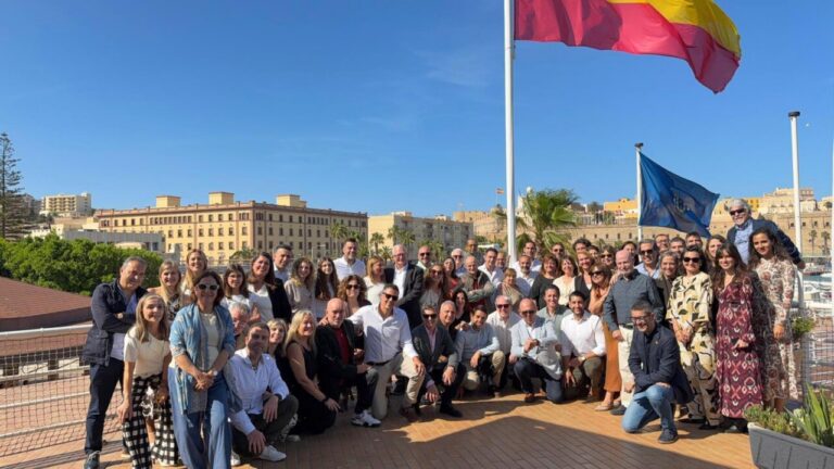 Grupo de personas rindiendo homenaje a Antonio Guevara en Melilla