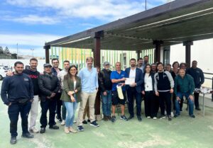 Grupo de personas celebrando el homenaje a Bussi por su jubilación