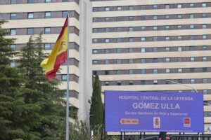 Exterior del Hospital Central de la Defensa Gómez Ulla con bandera española