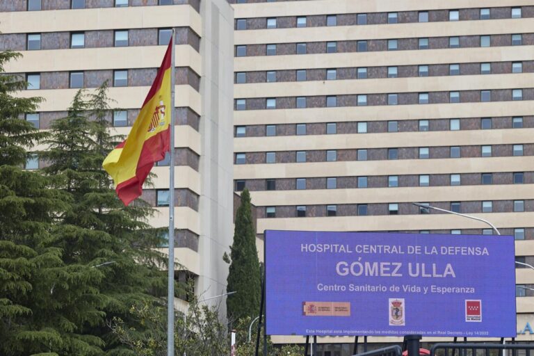 Exterior del Hospital Central de la Defensa Gómez Ulla con bandera española