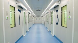 Pasillo de la unidad de aislamiento del Hospital Gómez Ulla en Madrid