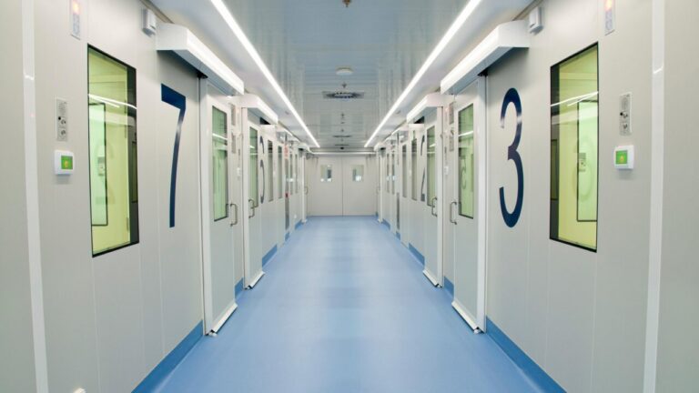 Pasillo de la unidad de aislamiento del Hospital Gómez Ulla en Madrid