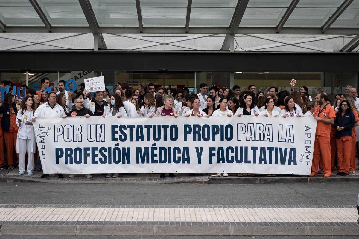 Médicos en huelga sosteniendo una pancarta por un Estatuto propio