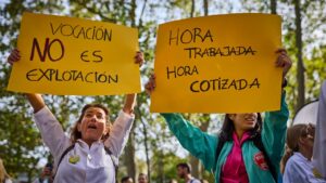 Médicos protestando con carteles en una manifestación