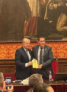 Ignacio Ruiz recibiendo un reconocimiento en un evento cultural