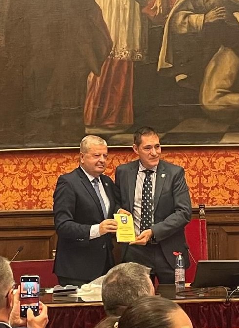 Ignacio Ruiz recibiendo un reconocimiento en un evento cultural