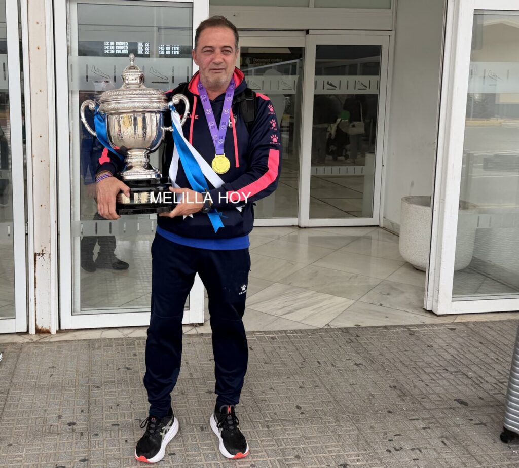 Rafa Torreblanca sosteniendo la Copa de la Reina en el aeropuerto de Melilla