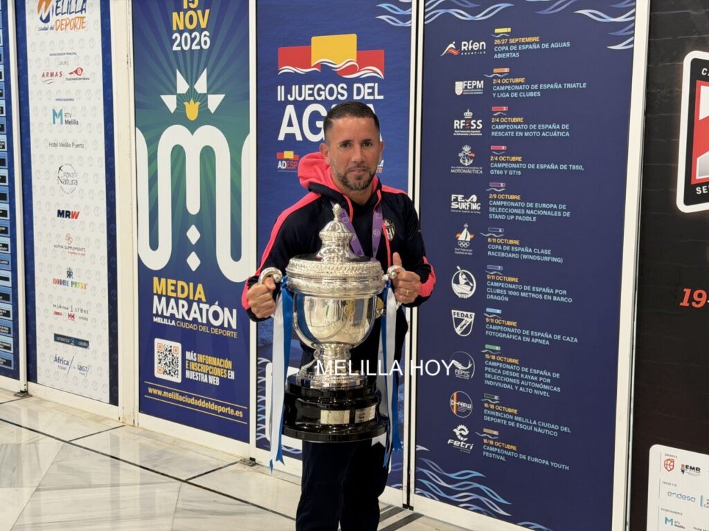 Rafa Torreblanca sosteniendo la Copa de la Reina en Melilla