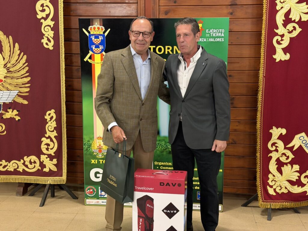 José Romero Alcaide recibiendo un trofeo en el torneo de golf