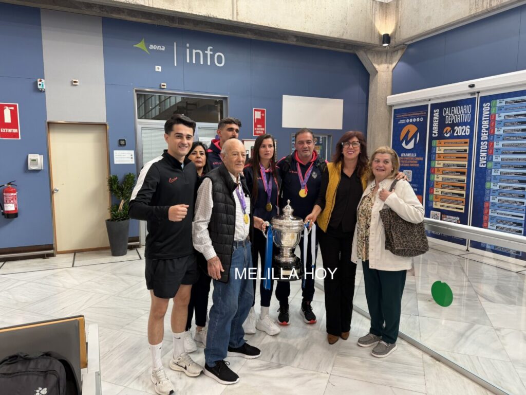 Jugadores y directivos del Melilla Torreblanca celebrando la Copa de la Reina