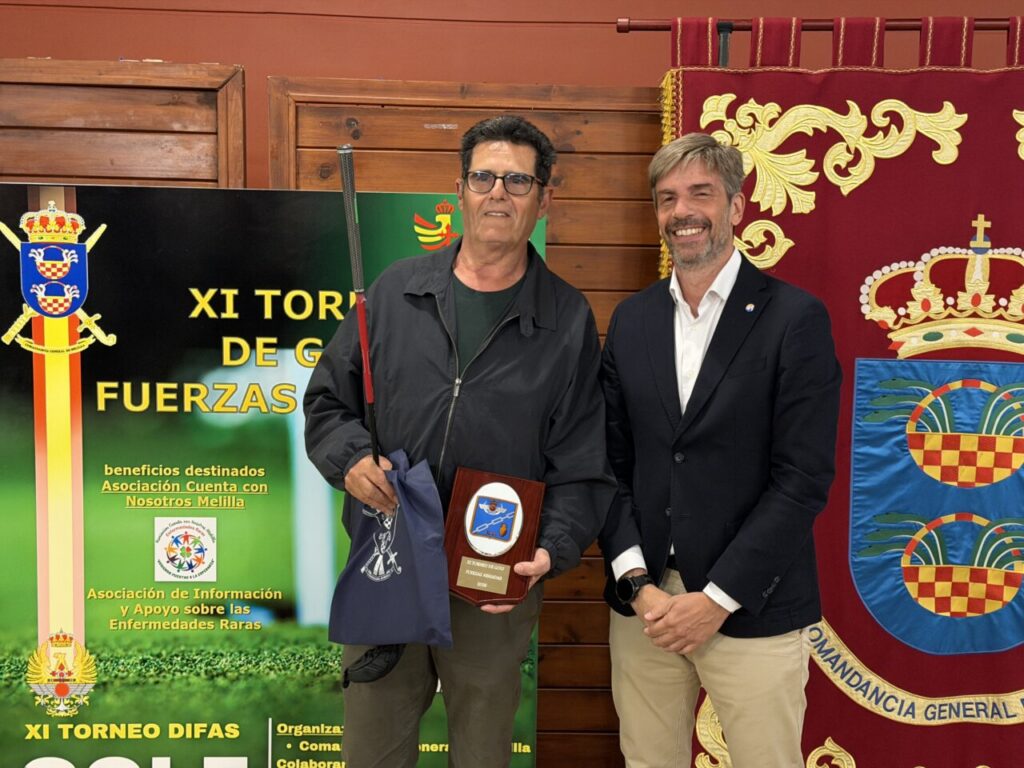 José Romero Alcaide recibiendo un trofeo en el torneo de golf