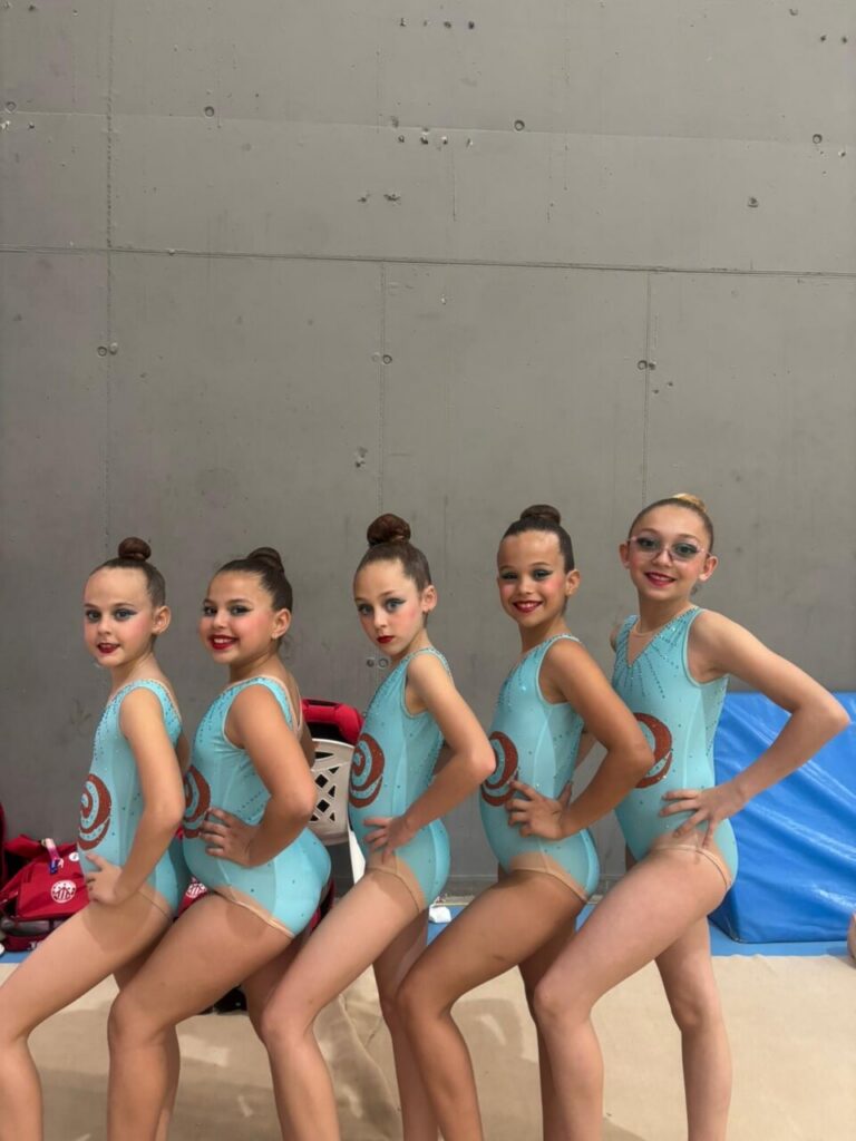 Gimnastas del Club Virka Melilla en competición con trajes azules