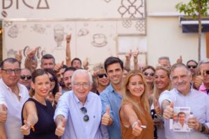 Grupo de personas levantando el pulgar en apoyo a la candidatura del PP