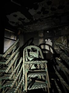 Interior de la cafetería Matilda con sillas apiladas tras el incendio