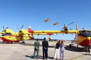 Aviones de extinción de incendios forestales en un aeródromo