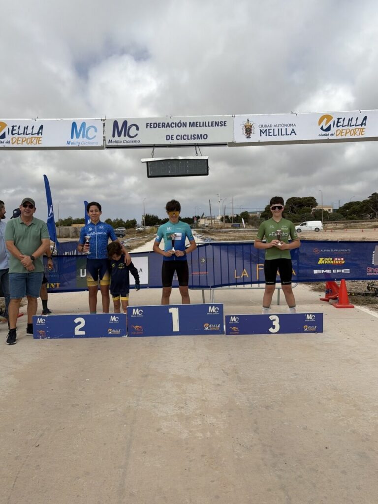 Tres jóvenes ciclistas en el podio del Trofeo UNED en Melilla