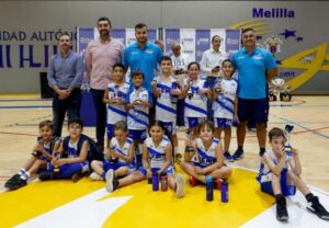 Niños y entrenadores en la Escuela de Iniciación de Baloncesto en Melilla