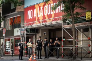 Policías en la sede del PSOE durante una intervención judicial.