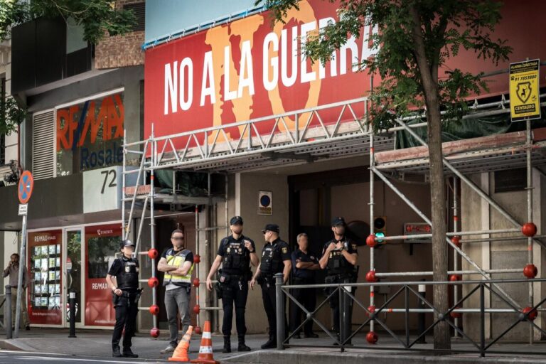 Policías en la sede del PSOE durante una intervención judicial.