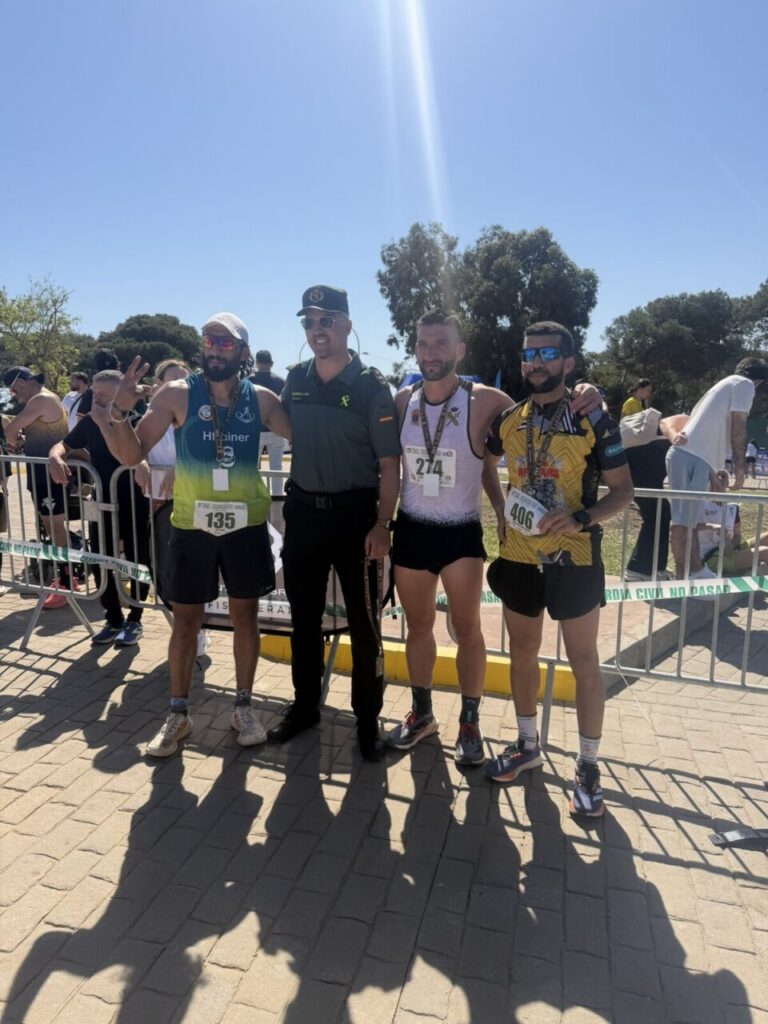 Ganadores de la IV Trail Solidaria 062 de la Guardia Civil posando juntos