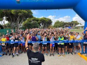 Corredores levantando las manos en la IV Trail Solidaria 062 en Melilla