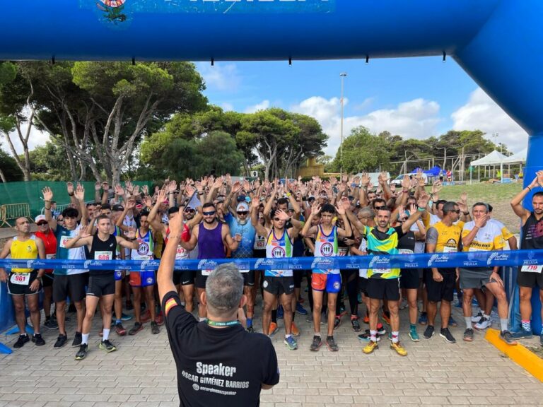 Corredores levantando las manos en la IV Trail Solidaria 062 en Melilla